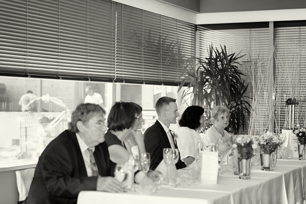 Svatba v černobílé fotografii na brněnské přehradě na Rakovci