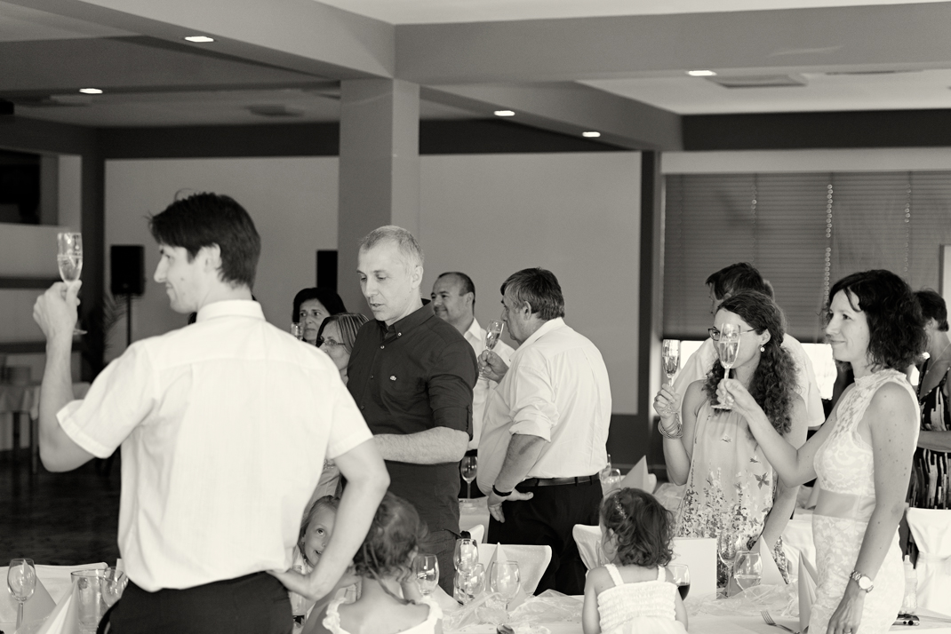 Svatba v černobílé fotografii na brněnské přehradě na Rakovci