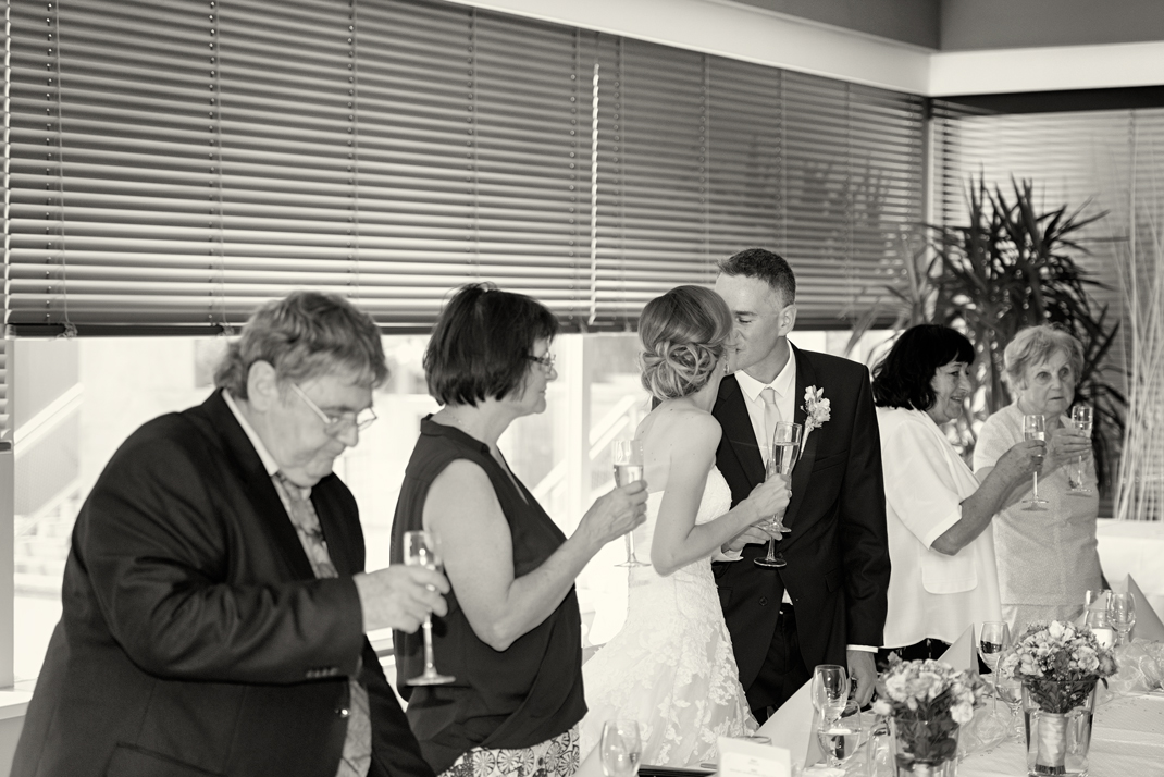 Svatba v černobílé fotografii na brněnské přehradě na Rakovci