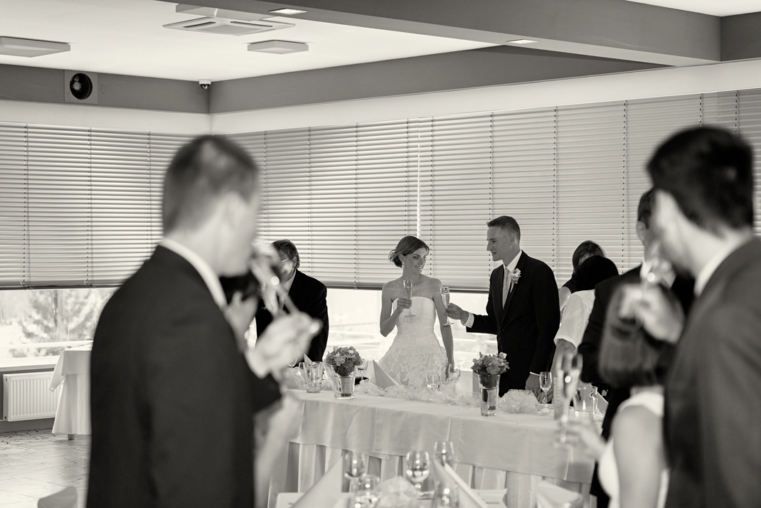 Svatba v černobílé fotografii na brněnské přehradě na Rakovci