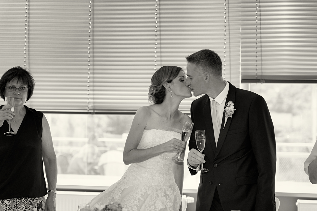 Svatba v černobílé fotografii na brněnské přehradě na Rakovci