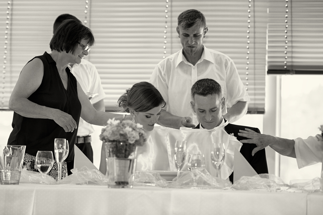 Svatba v černobílé fotografii na brněnské přehradě na Rakovci