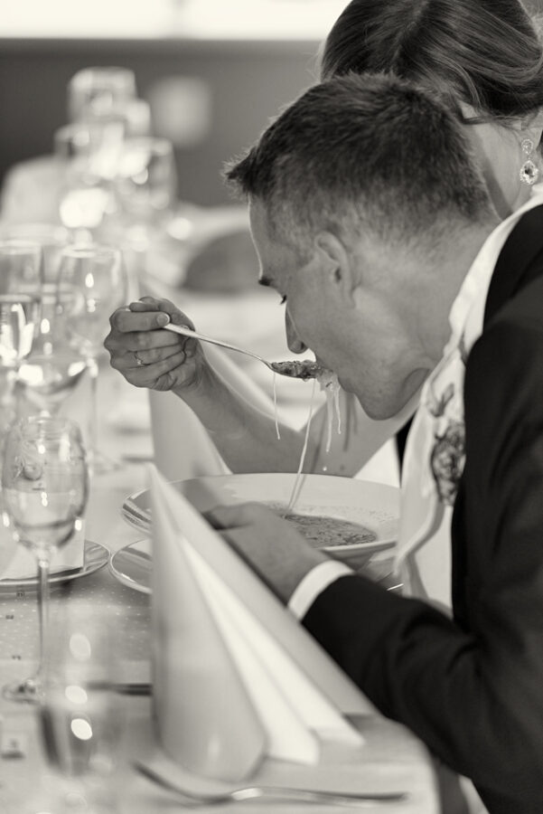 Svatba v černobílé fotografii na brněnské přehradě na Rakovci