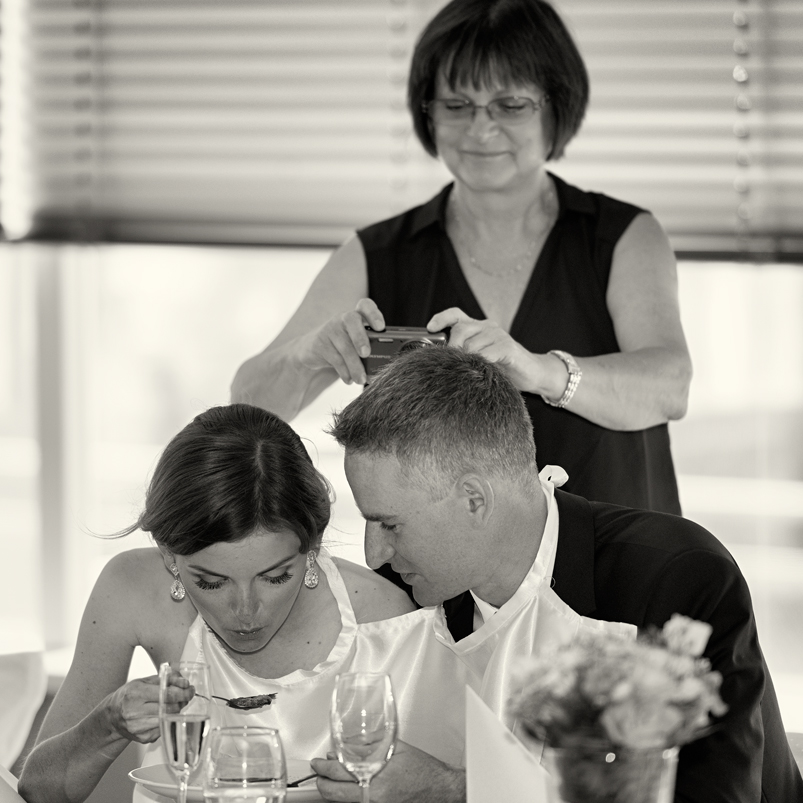 Svatba v černobílé fotografii na brněnské přehradě na Rakovci