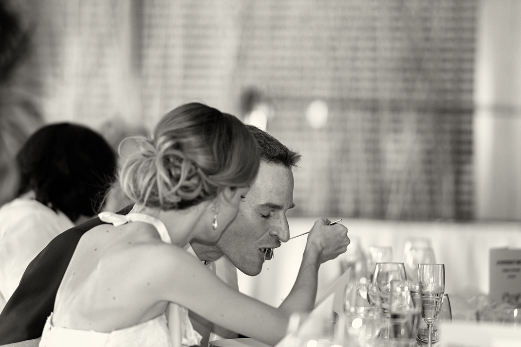 Svatba v černobílé fotografii na brněnské přehradě na Rakovci