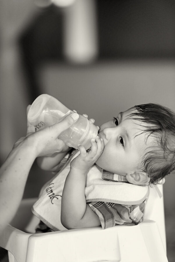 Svatba v černobílé fotografii na brněnské přehradě na Rakovci