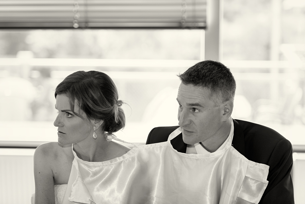 Svatba v černobílé fotografii na brněnské přehradě na Rakovci