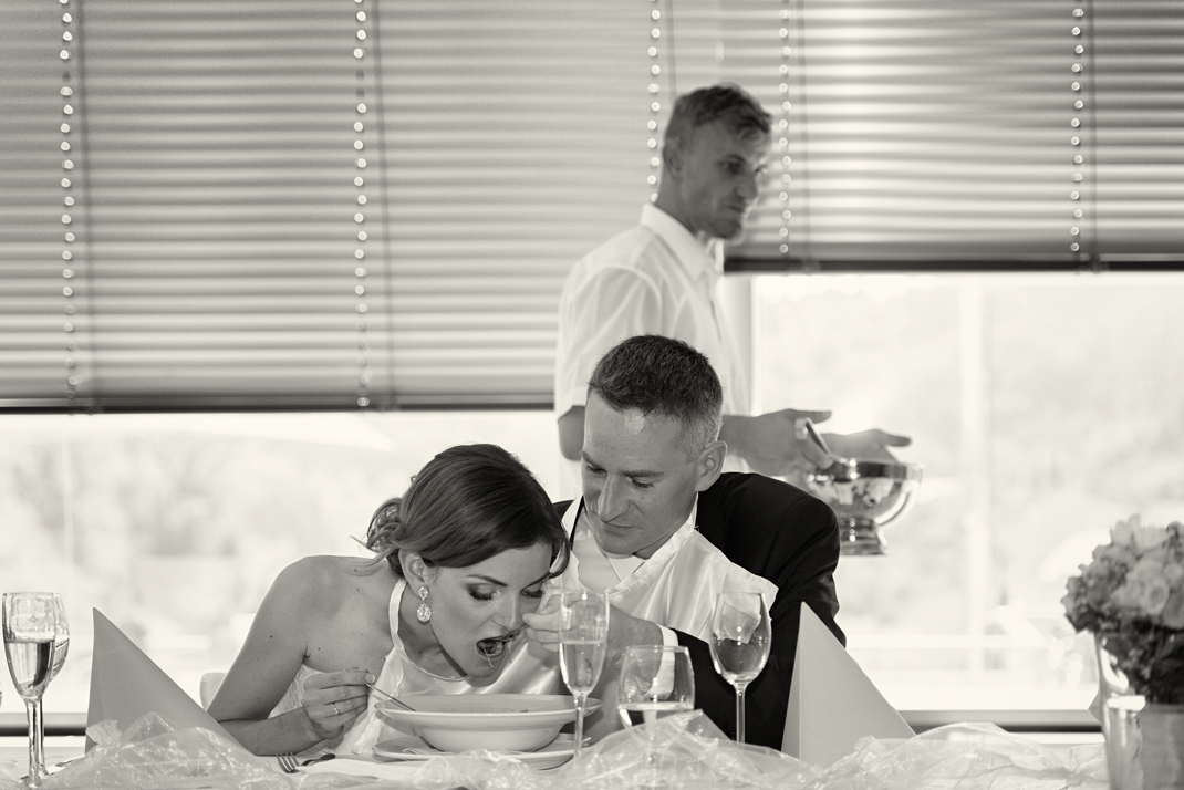 Svatba v černobílé fotografii na brněnské přehradě na Rakovci