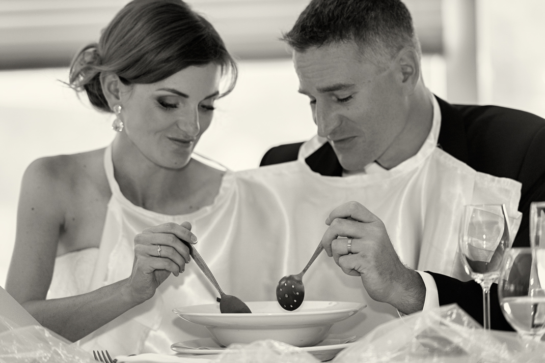 Svatba v černobílé fotografii na brněnské přehradě na Rakovci