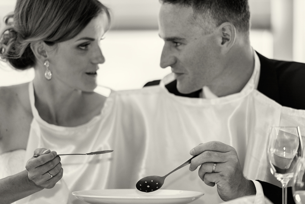 Svatba v černobílé fotografii na brněnské přehradě na Rakovci