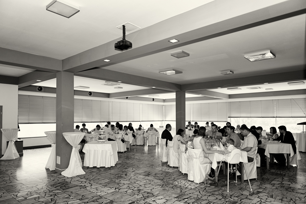 Svatba v černobílé fotografii na brněnské přehradě na Rakovci