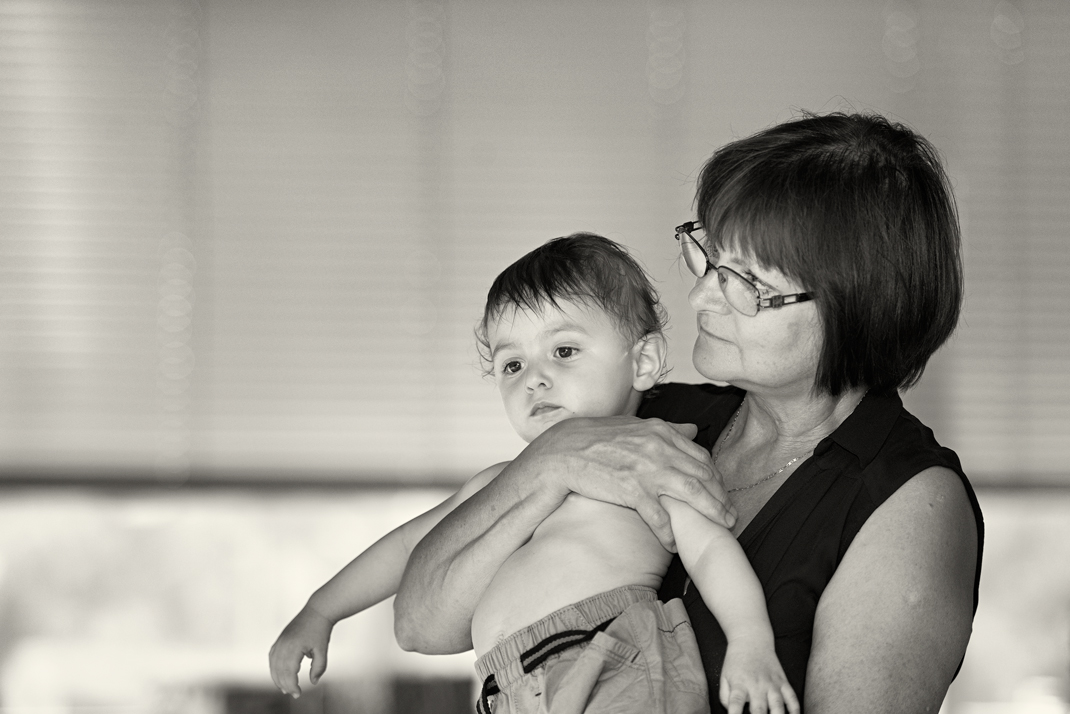 Svatba v černobílé fotografii na brněnské přehradě na Rakovci