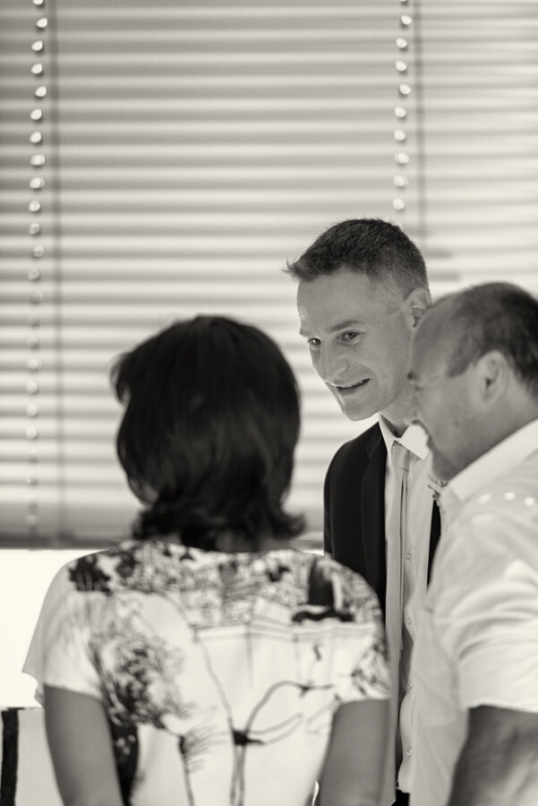 Svatba v černobílé fotografii na brněnské přehradě na Rakovci