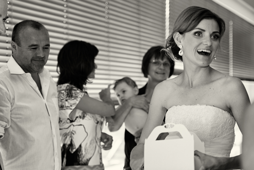 Svatba v černobílé fotografii na brněnské přehradě na Rakovci