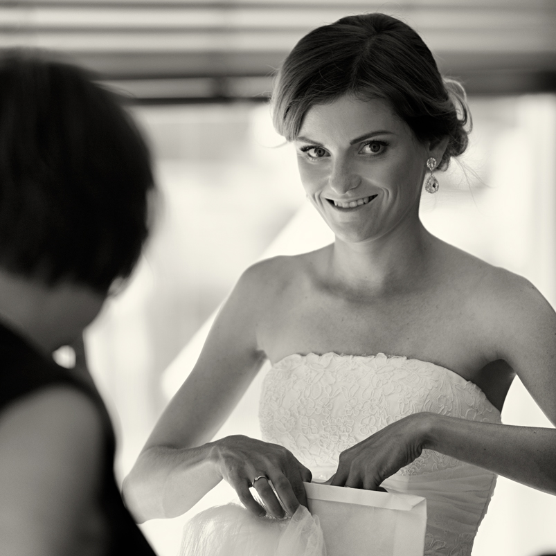 Svatba v černobílé fotografii na brněnské přehradě na Rakovci