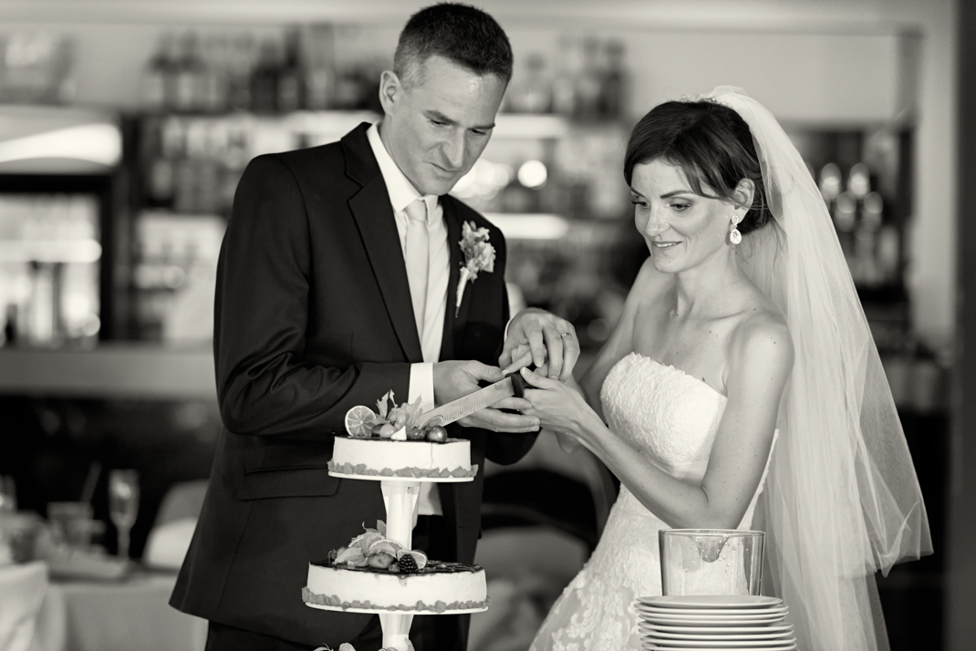 Svatba v černobílé fotografii na brněnské přehradě na Rakovci