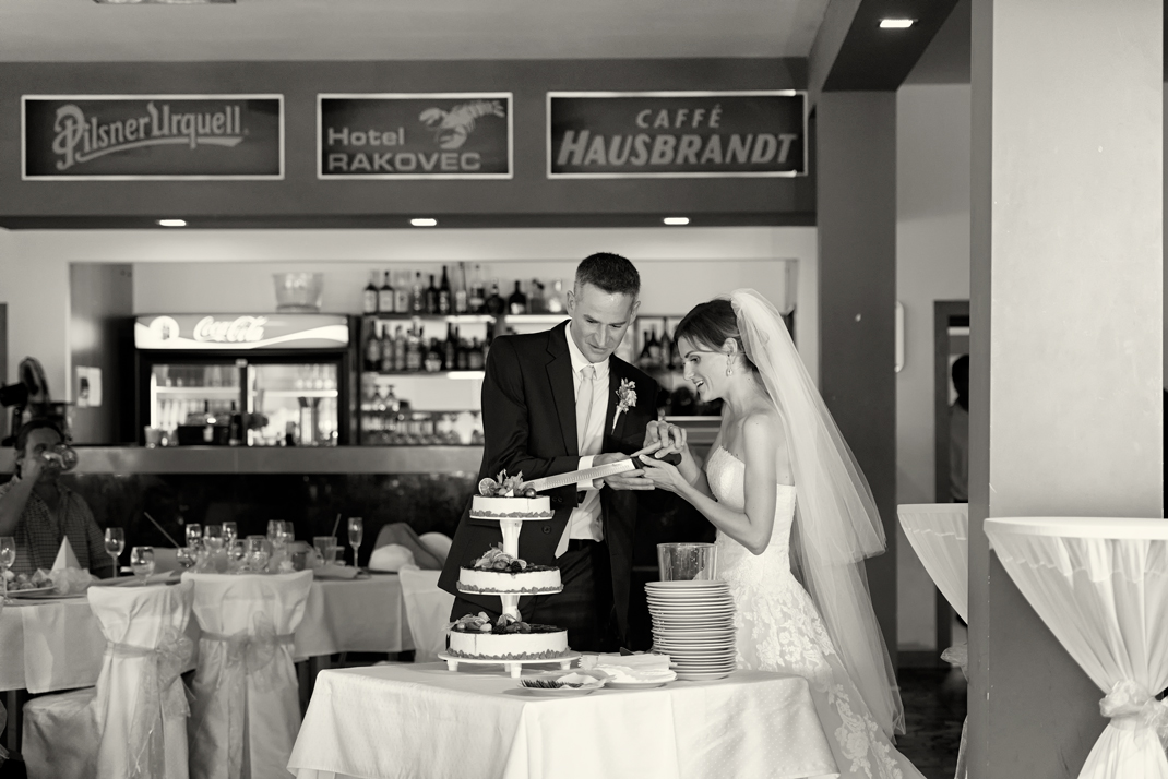 Svatba v černobílé fotografii na brněnské přehradě na Rakovci