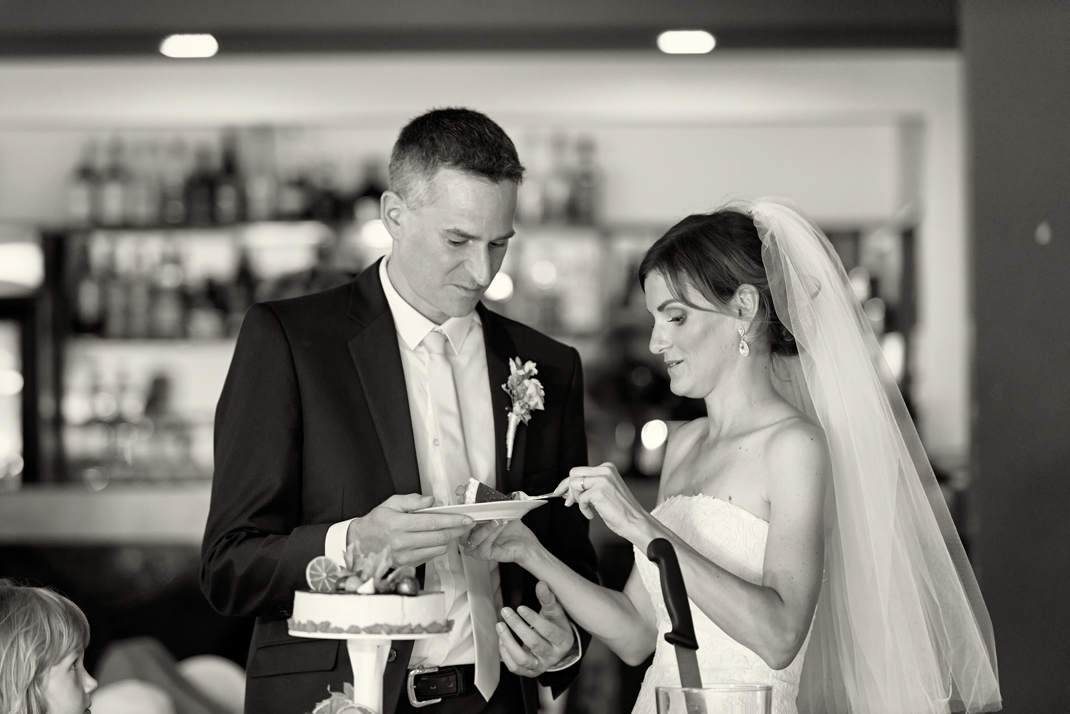 Svatba v černobílé fotografii na brněnské přehradě na Rakovci