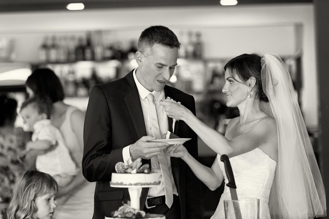 Svatba v černobílé fotografii na brněnské přehradě na Rakovci