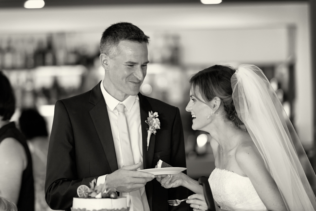 Svatba v černobílé fotografii na brněnské přehradě na Rakovci