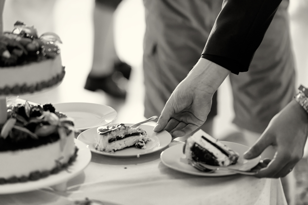 Svatba v černobílé fotografii na brněnské přehradě na Rakovci