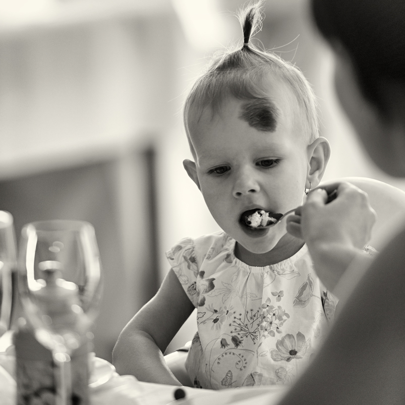 Svatba v černobílé fotografii na brněnské přehradě na Rakovci