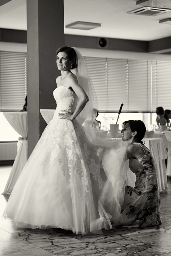 Svatba v černobílé fotografii na brněnské přehradě na Rakovci