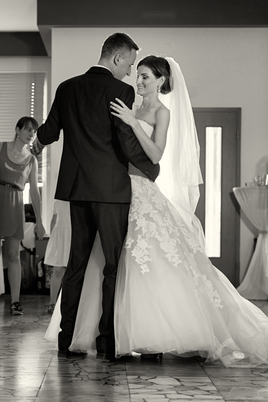 Svatba v černobílé fotografii na brněnské přehradě na Rakovci