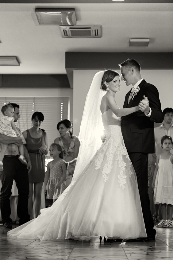 Svatba v černobílé fotografii na brněnské přehradě na Rakovci