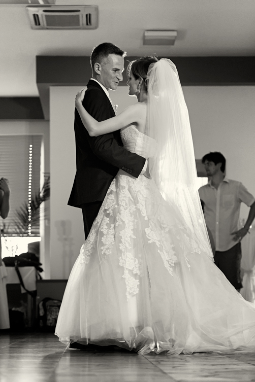 Svatba v černobílé fotografii na brněnské přehradě na Rakovci