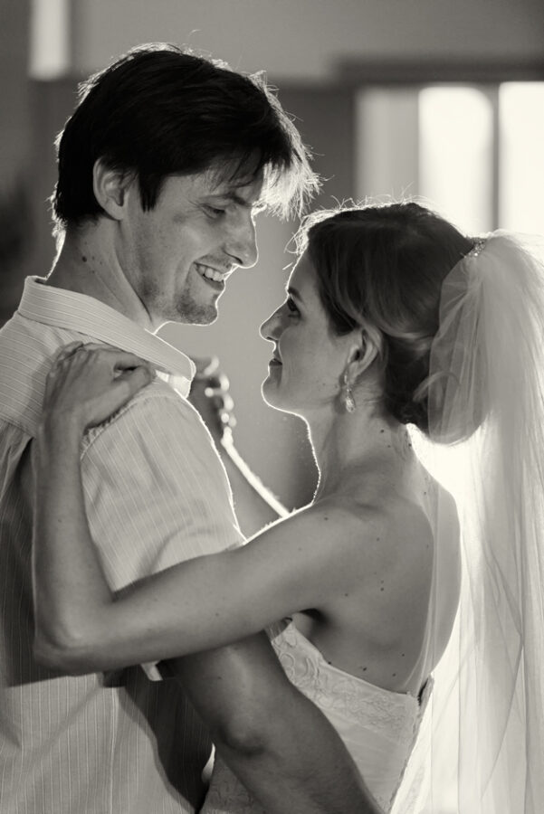 Svatba v černobílé fotografii na brněnské přehradě na Rakovci