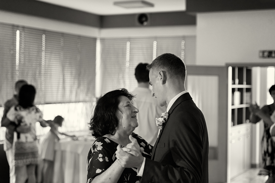 Svatba v černobílé fotografii na brněnské přehradě na Rakovci