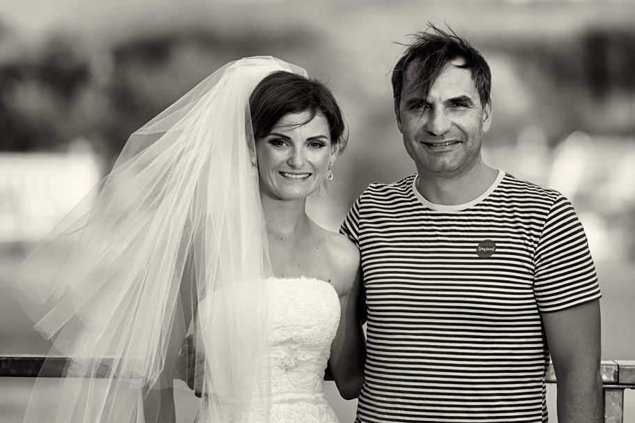 Svatba v černobílé fotografii na brněnské přehradě na Rakovci