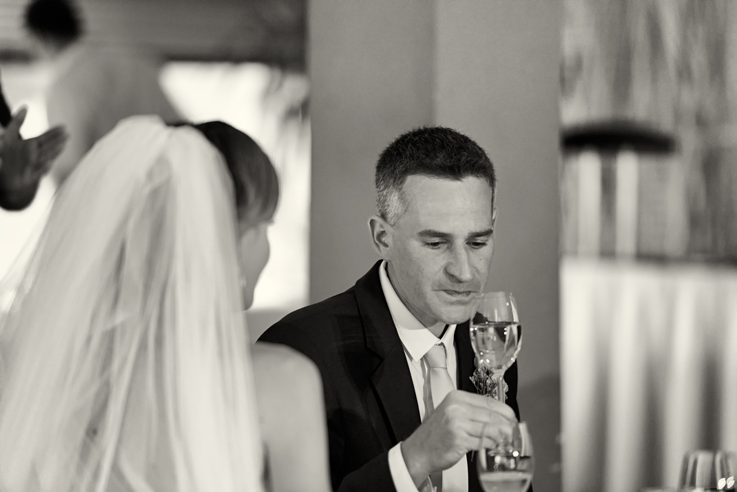 Svatba v černobílé fotografii na brněnské přehradě na Rakovci