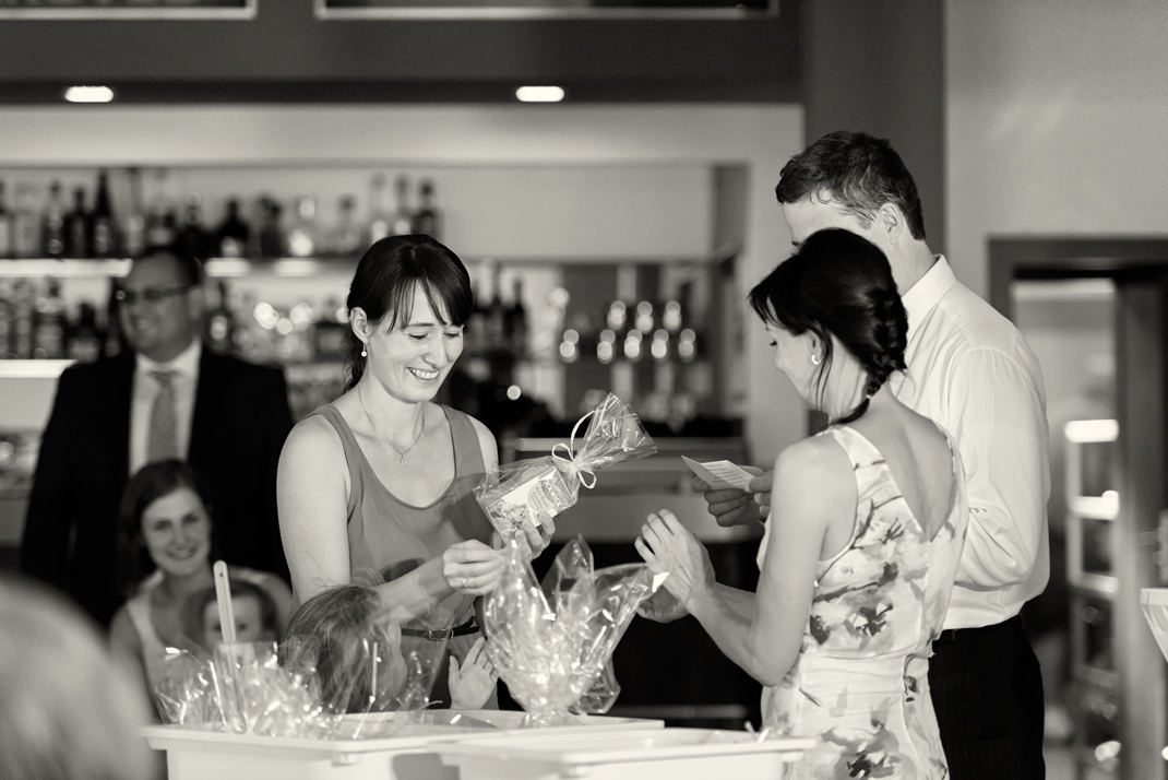 Svatba v černobílé fotografii na brněnské přehradě na Rakovci