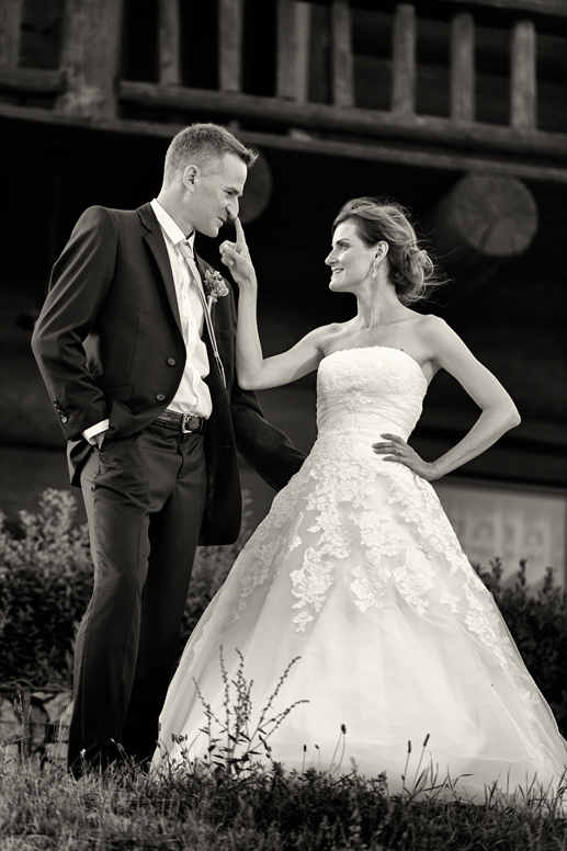 Svatba v černobílé fotografii na brněnské přehradě na Rakovci