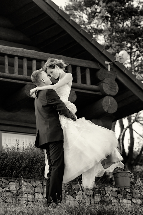 Svatba v černobílé fotografii na brněnské přehradě na Rakovci