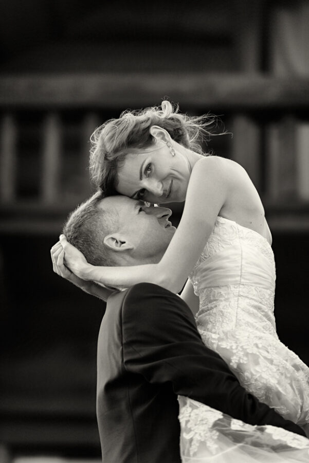 Svatba v černobílé fotografii na brněnské přehradě na Rakovci