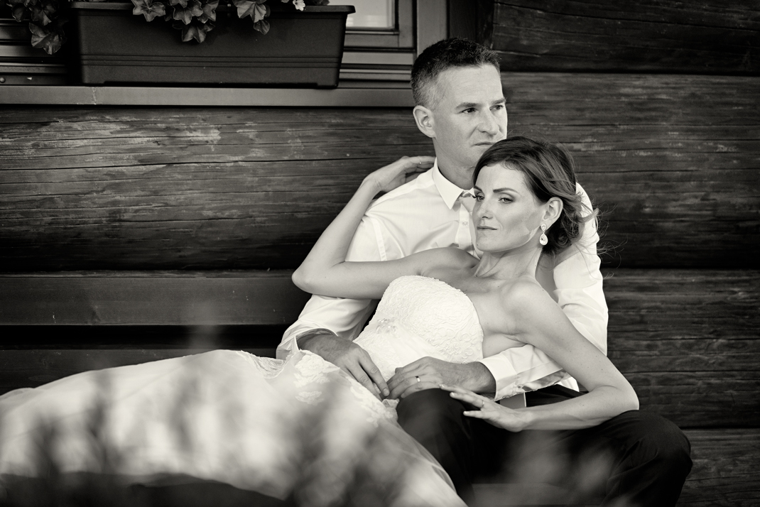 Svatba v černobílé fotografii na brněnské přehradě na Rakovci