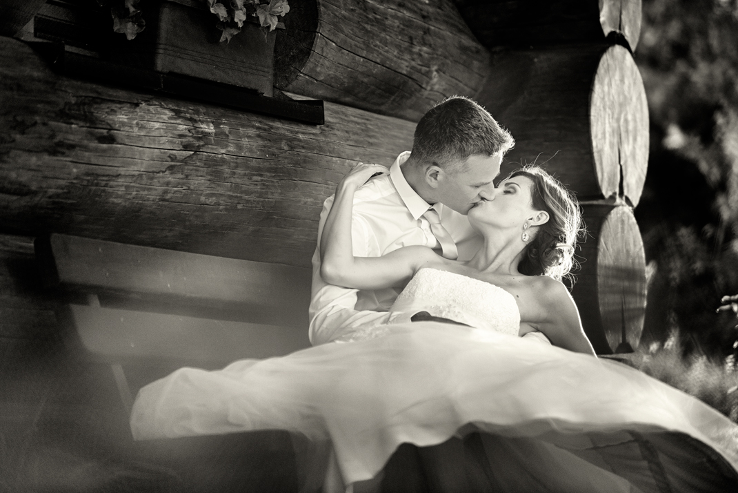 Svatba v černobílé fotografii na brněnské přehradě na Rakovci