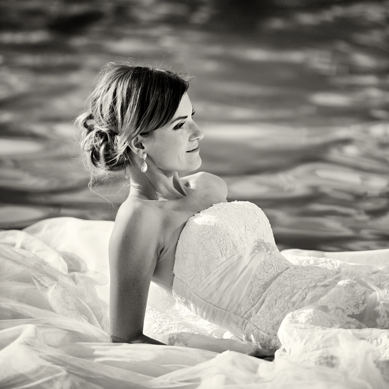 Svatba v černobílé fotografii na brněnské přehradě na Rakovci