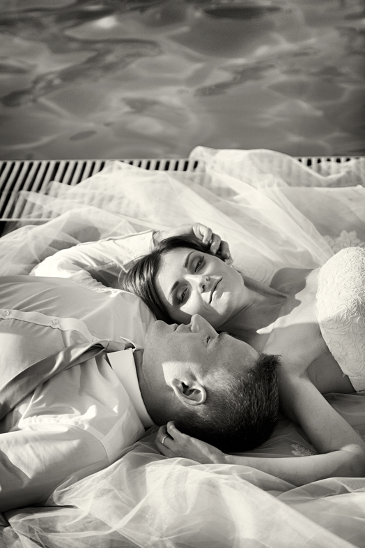 Svatba v černobílé fotografii na brněnské přehradě na Rakovci