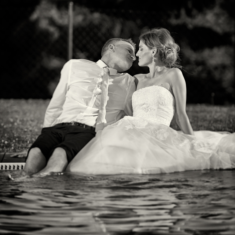 Svatba v černobílé fotografii na brněnské přehradě na Rakovci