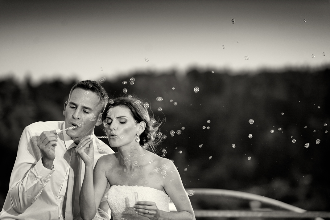 Svatba v černobílé fotografii na brněnské přehradě na Rakovci