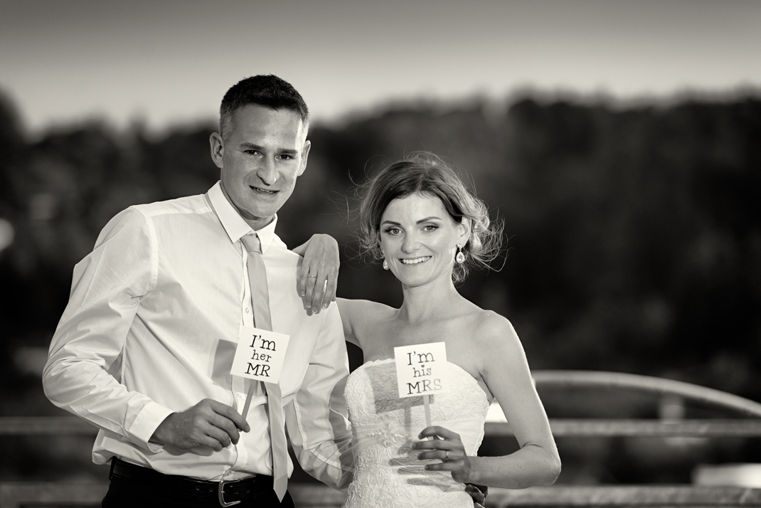 Svatba v černobílé fotografii na brněnské přehradě na Rakovci