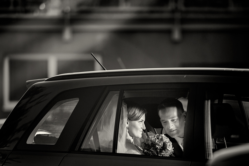 Svatba v černobílé fotografii na brněnské přehradě na Rakovci