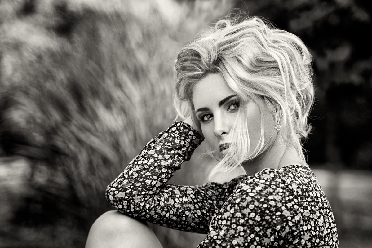 černobílá portrétní fotografie