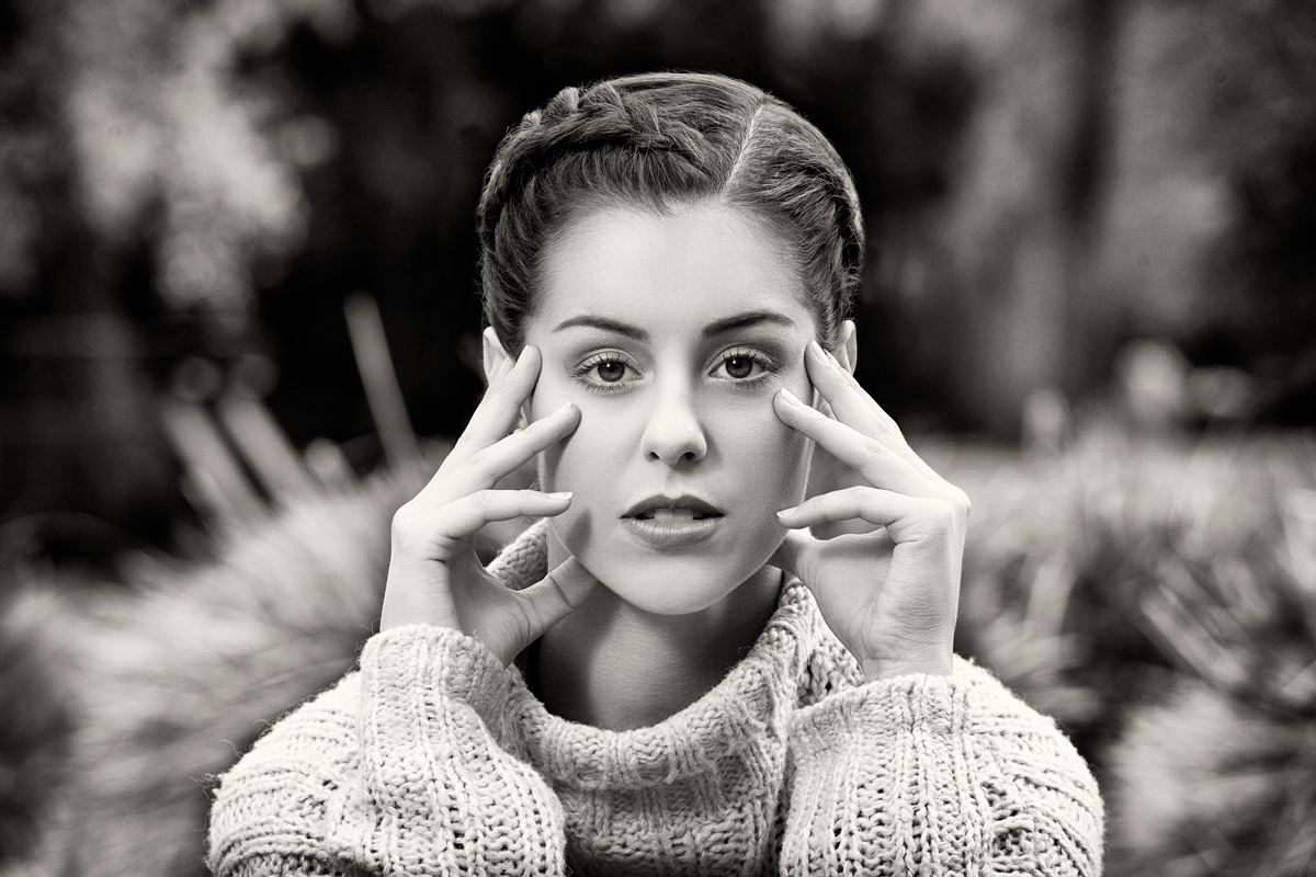 černobílá portrétní fotografie