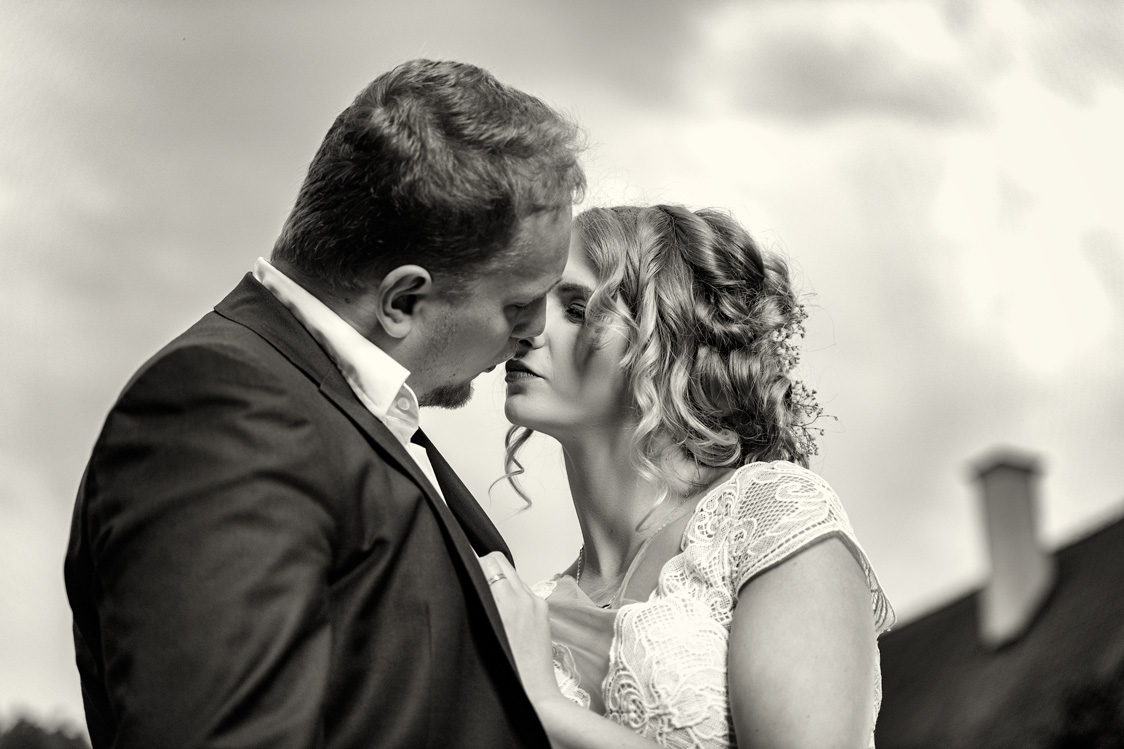 Černobílá svatební fotografie-Brno