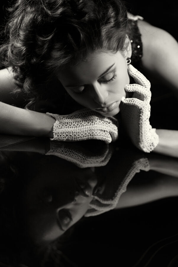 Černobílý portrét v interiéru